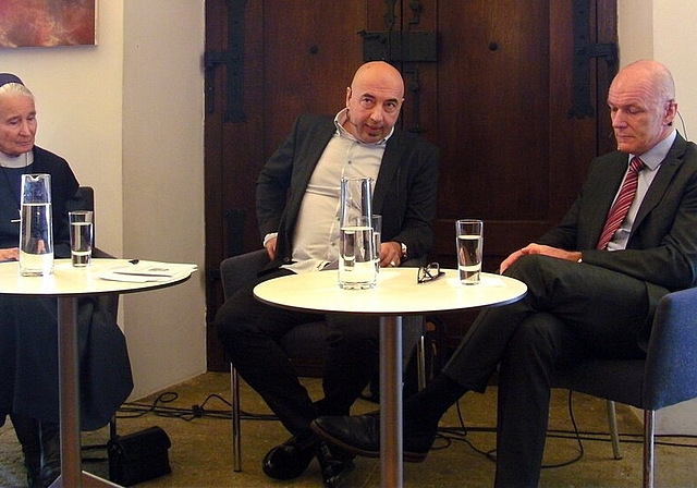 15. Ausgabe von «Lenzburg Persönlich»: Ordensschwester Iniga Affentranger, Gesprächsleiter Tinu Niederhauser und Polizeichef Ferdinand Bürgi im Müllerhaus. Foto: Stefanie Osswald