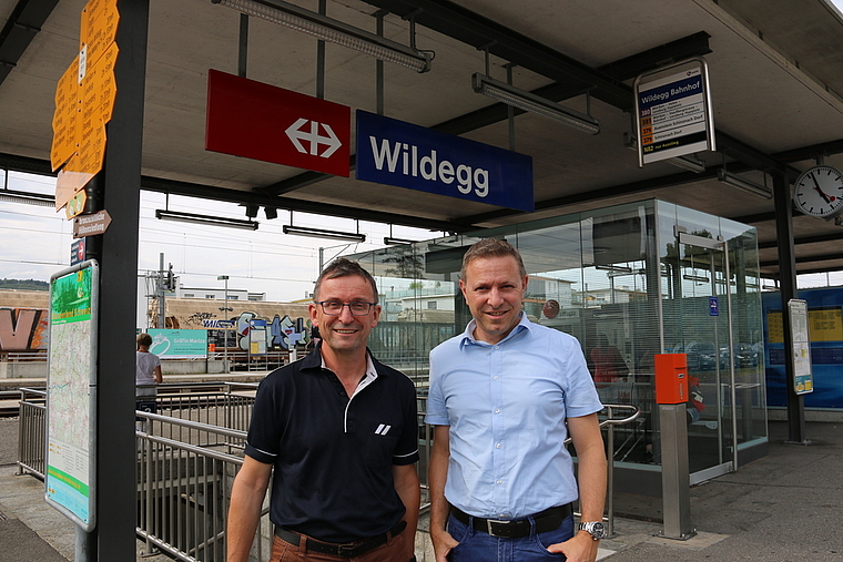 Heinz Würgler und Daniel Stoeri setzen sich mit einer Unterschriftensammlung dafür ein, dass der Regionalexpress Wettingen–Baden–Aarau–Olten auch weiterhin in Wildegg hält. Foto: Melanie Solloso