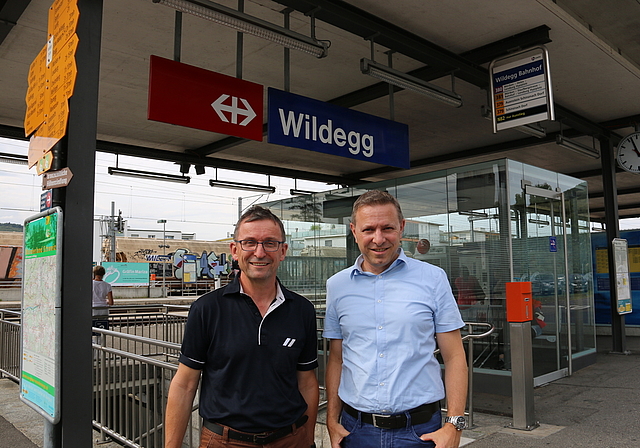 Heinz Würgler und Daniel Stoeri setzen sich mit einer Unterschriftensammlung dafür ein, dass der Regionalexpress Wettingen–Baden–Aarau–Olten auch weiterhin in Wildegg hält. Foto: Melanie Solloso