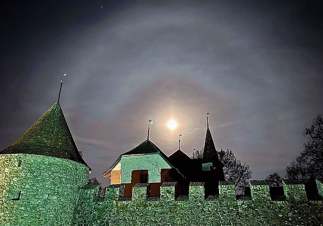 Der letzte Supermond: Am Abend des 26. April über dem Schloss Hallwyl; dabei war der Mond von einem weissen Ring – einem Halo – umgeben. Dieser wurde durch Eiskristalle in hohen Schleierwolken erzeugt, die eine Reflexion und Brechung des Mondlic