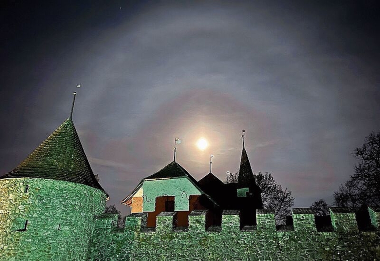 Der letzte Supermond: Am Abend des 26. April über dem Schloss Hallwyl; dabei war der Mond von einem weissen Ring – einem Halo – umgeben. Dieser wurde durch Eiskristalle in hohen Schleierwolken erzeugt, die eine Reflexion und Brechung des Mondlic