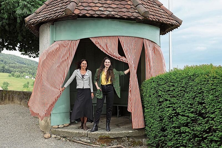 Hier gibt es Mandarinenduft zu erschnuppern: Bibi Bigler und Simone Lappert beim Türmchen auf der Lindenterrasse. Foto: Deborah Bläuer