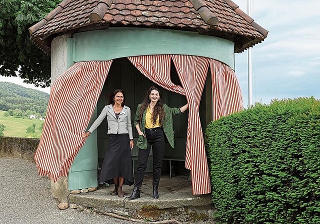 Hier gibt es Mandarinenduft zu erschnuppern: Bibi Bigler und Simone Lappert beim Türmchen auf der Lindenterrasse. Foto: Deborah Bläuer