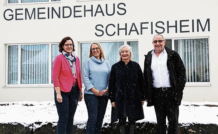 Freuen sich auf die Zusammenarbeit: Gemeindeschreiberin Sandra Schauli, Frau Gemeindeammann Nadine Widmer, Gemeinderätin Fabienne Naumann und Urs Gall, Vertreter SDRL. Foto: Romi Schmid