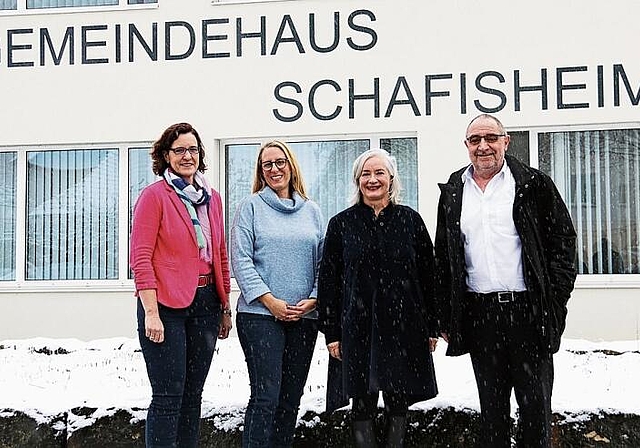 Freuen sich auf die Zusammenarbeit: Gemeindeschreiberin Sandra Schauli, Frau Gemeindeammann Nadine Widmer, Gemeinderätin Fabienne Naumann und Urs Gall, Vertreter SDRL. Foto: Romi Schmid