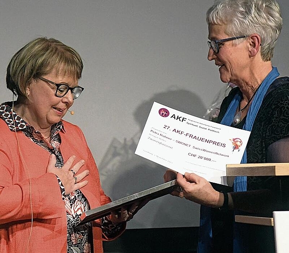 Der AKF-Frauenpreis wird Petra Rohner feierlich von Vroni Peterhans-Suter, Präsidentin AKF-Frauenpreis-Kommission, und Pia Viel, Präsidentin AKF, übergeben.Foto: Andreas Walker