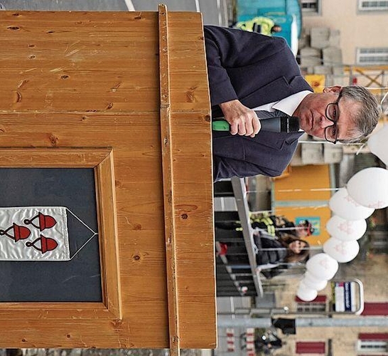 Gemeinderat Otto Walti weihte die erneuerte Brücke ein. Foto: Rinaldo Feusi