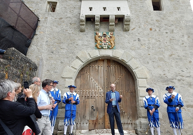Tor zum Schloss: Das Wappenschild erstrahlt in neuem Glanz. Foto: Mario Picco