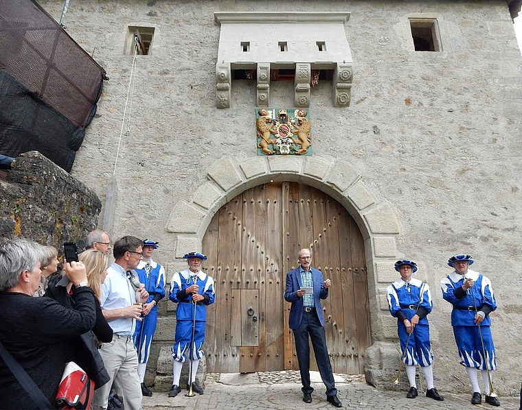 Tor zum Schloss: Das Wappenschild erstrahlt in neuem Glanz. Foto: Mario Picco