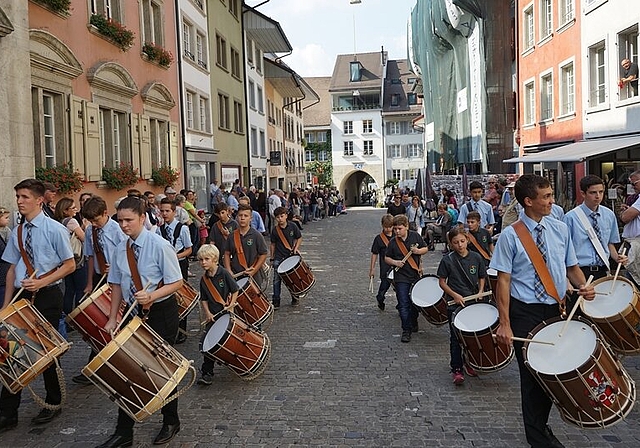 Umzug in der Altstadt: Dicht gedrängt standen die Zuschauer in der Rathausgasse und erlebten ein farbenfrohes musikalisches Durcheinander. Foto: Jürg Wetli