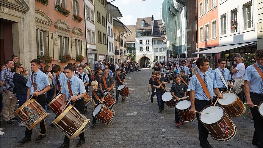Umzug in der Altstadt: Dicht gedrängt standen die Zuschauer in der Rathausgasse und erlebten ein farbenfrohes musikalisches Durcheinander. Foto: Jürg Wetli