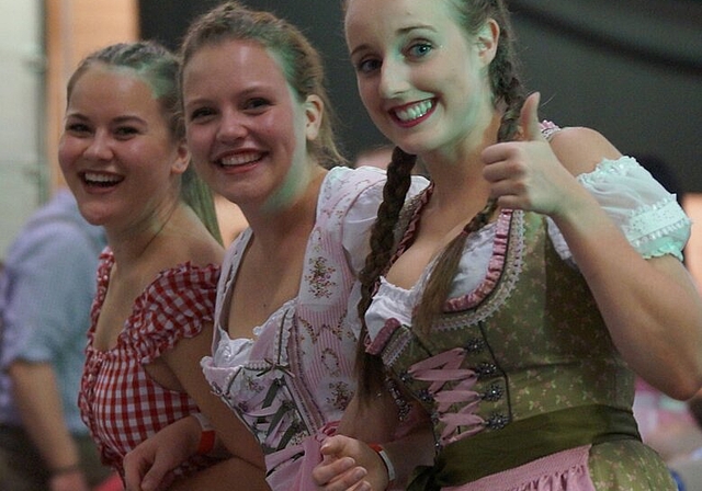 <em>Verbreiten gute Laune:</em> Drei junge Frauen im Dirndl am Oktoberfest. Foto: rubu