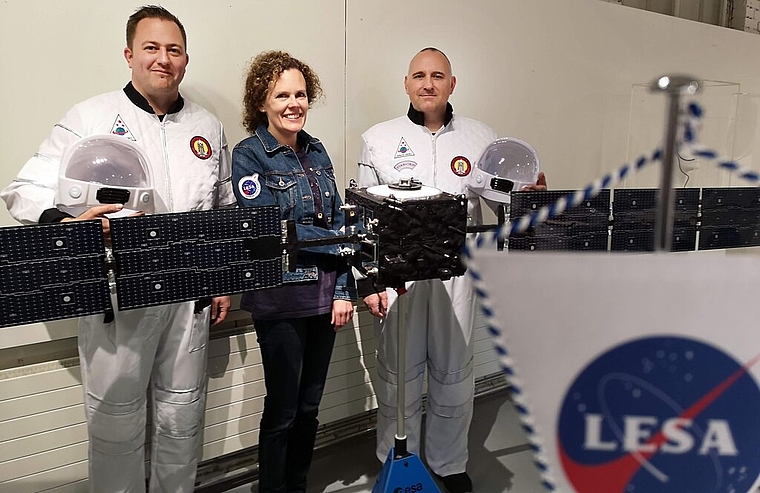 <em>Sorgen dafür, dass die erste Mission der Lenzburg Space Agency (Lesa), die Ausstellung «Ko(s)mische Trouvaillen», abhebt:</em> Marc Philip Seidel (Sammlungsleiter Museum Burghalde), Christine von Arx (Leiterin Museum Burghalde und Direktorin d