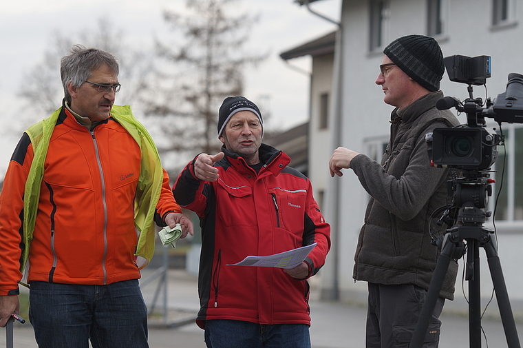 Dialog unter Fachleuten: Hanspeter Gehrig, Thomas Dettwiler und Markus Gehrig besprechen die nächste Szene. Foto: Ruedi Burkart