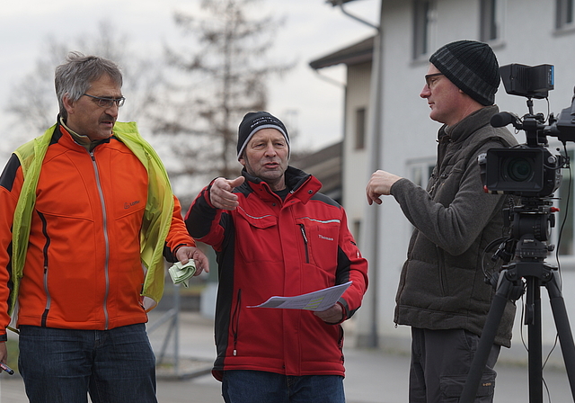 Dialog unter Fachleuten: Hanspeter Gehrig, Thomas Dettwiler und Markus Gehrig besprechen die nächste Szene. Foto: Ruedi Burkart