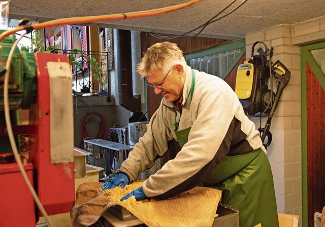 Dieter Neuenschwander bereitet die Päckli für die Packpresse vor.Foto: Verena Schmidtke