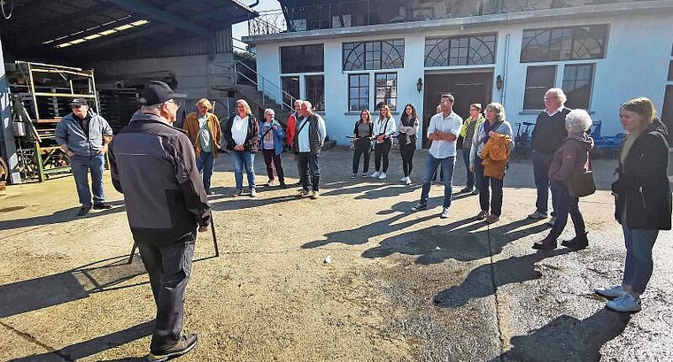 Eine touristische Attraktion im Seetal: Vereinspräsident Jörg Leimgruber stellte den Seetaler Touristikern die sanierte Hammerschmiede vor. Foto: Fritz Thut