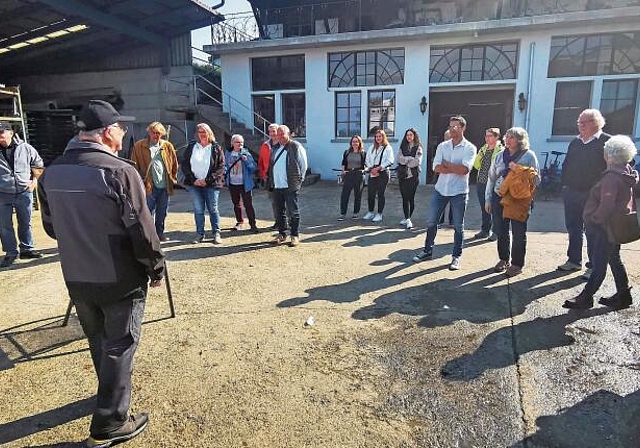 Eine touristische Attraktion im Seetal: Vereinspräsident Jörg Leimgruber stellte den Seetaler Touristikern die sanierte Hammerschmiede vor. Foto: Fritz Thut