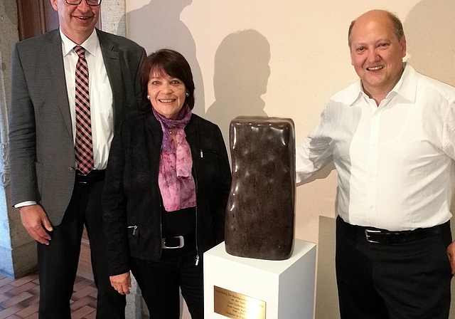 Geschenk der Kunstgesellschaft: Skulptur von Jean-Louis Ruffieux mit Stadtammann Daniel Mosimann, Jeanine Ruffieux und Kunstgesellschaftspräsident Daniel Strasser. Foto: Fritz Thut