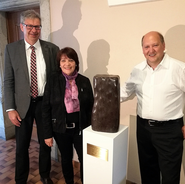 Geschenk der Kunstgesellschaft: Skulptur von Jean-Louis Ruffieux mit Stadtammann Daniel Mosimann, Jeanine Ruffieux und Kunstgesellschaftspräsident Daniel Strasser. Foto: Fritz Thut