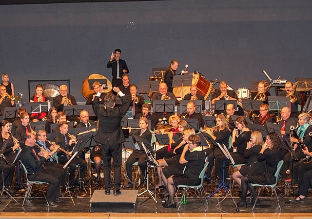 <em>Filmmusik vom Feinsten: </em>Im Gemeindesaal Niederlenz interpretierte das Ad-hoc-Orchester musiXmaX hervorragende Musik aus bekannten Filmen aus sechs Jahrzehnten. Foto: Peter Winkelmann