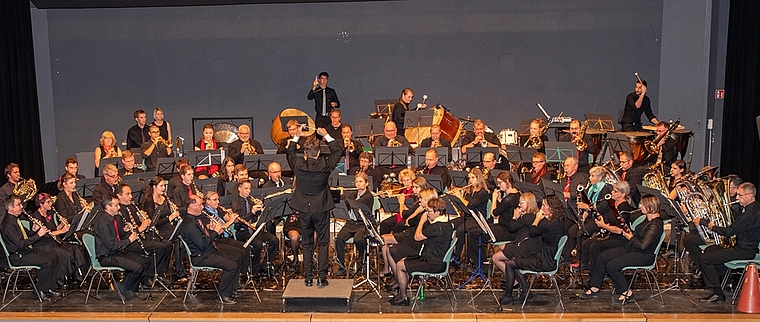 <em>Filmmusik vom Feinsten: </em>Im Gemeindesaal Niederlenz interpretierte das Ad-hoc-Orchester musiXmaX hervorragende Musik aus bekannten Filmen aus sechs Jahrzehnten. Foto: Peter Winkelmann