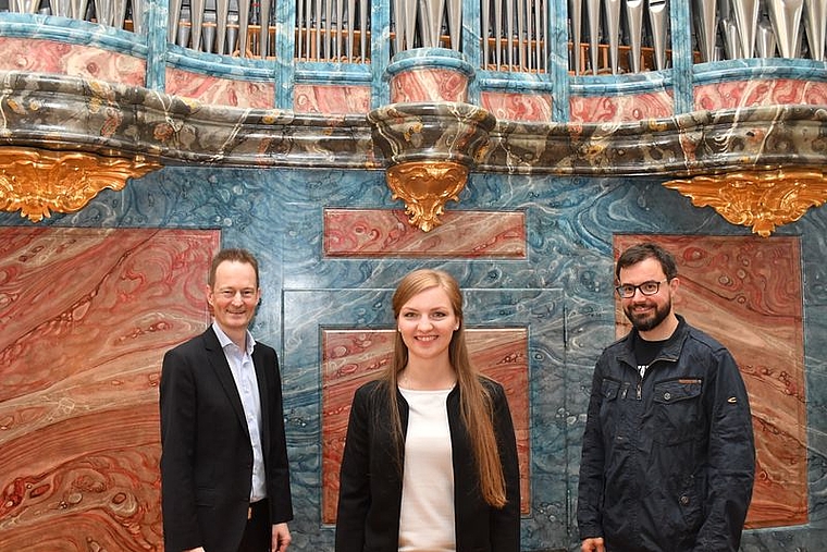 Strahlende Gesichter – würdige Nachfolge gefunden: Johannes Burger, Kirchenpflegepräsident, Anastasia Kovbyk, neue Organistin, und Andreas Jud, scheidender Organist. Foto: Martin Domann