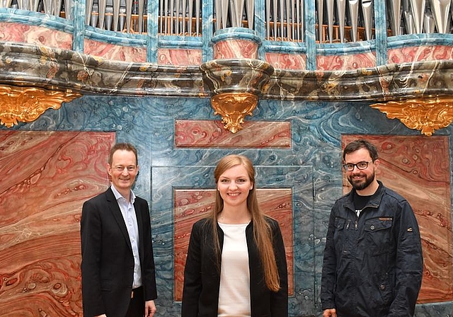 Strahlende Gesichter – würdige Nachfolge gefunden: Johannes Burger, Kirchenpflegepräsident, Anastasia Kovbyk, neue Organistin, und Andreas Jud, scheidender Organist. Foto: Martin Domann