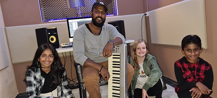 Alternative zum Rumhängen: Musikalische Talente können ihre Musik mit professionellen Mitteln im Tonstudio produzieren. Foto: zvg