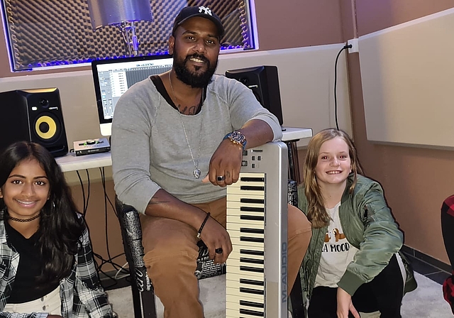 Alternative zum Rumhängen: Musikalische Talente können ihre Musik mit professionellen Mitteln im Tonstudio produzieren. Foto: zvg