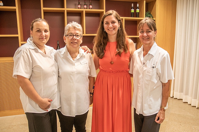 Ein grosses Danke bekamen Berlinda Qeta, Cornelia Braun (von links) und Denise Wenger (ganz rechts) von Laura Di Maio. Foto: Peter Winkelmann Ein grosses Danke bekamen Berlinda Qeta, Cornelia Braun (von links) und Denise Wenger (ganz rechts) von Laura Di Maio. Foto: Peter Winkelmann