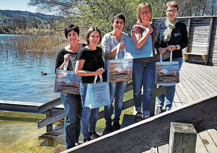 Präsentation am Ort des Fotosujets: Seetaler Bibliothekstaschen mit den Bibliotheksleiterinnen Yvonne Hunziker (Boniswil), Daniela Studer (Seengen), Simone Huber (Birrwil/Meisterschwanden), Monique Cecuta (Fahrwangen) und Elisabeth Kühne (Meistersc