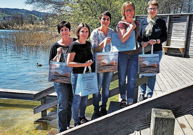 Präsentation am Ort des Fotosujets: Seetaler Bibliothekstaschen mit den Bibliotheksleiterinnen Yvonne Hunziker (Boniswil), Daniela Studer (Seengen), Simone Huber (Birrwil/Meisterschwanden), Monique Cecuta (Fahrwangen) und Elisabeth Kühne (Meistersc