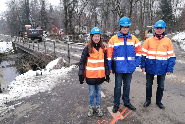 Start zum Ersatz der Brücke über den Steinerkanal: Die Projektverantwortlichen Nicole Jans (Ingenieurbüro Wilhelm + Wahlen), Guido Sutter und Walter Waldis (vom kantonalen Baudepartement). Foto: Fritz Thut