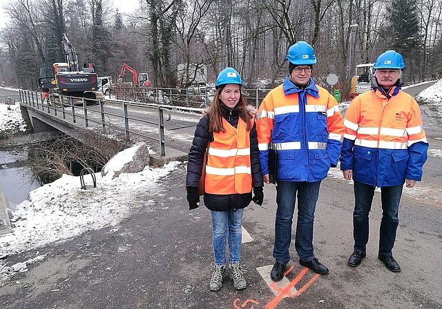 Start zum Ersatz der Brücke über den Steinerkanal: Die Projektverantwortlichen Nicole Jans (Ingenieurbüro Wilhelm + Wahlen), Guido Sutter und Walter Waldis (vom kantonalen Baudepartement). Foto: Fritz Thut
