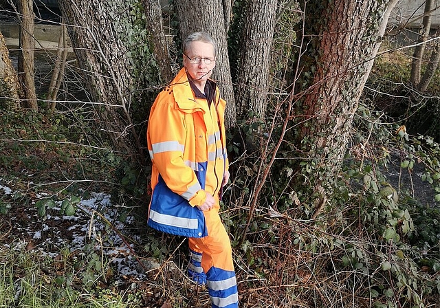 <em>Müssen aus Sicherheitsgründen abgeholzt werden:</em> Kranke Erlen am Aabach-Ufer mit Peter Ulmann vom Werkhof. Foto: Fritz Thut