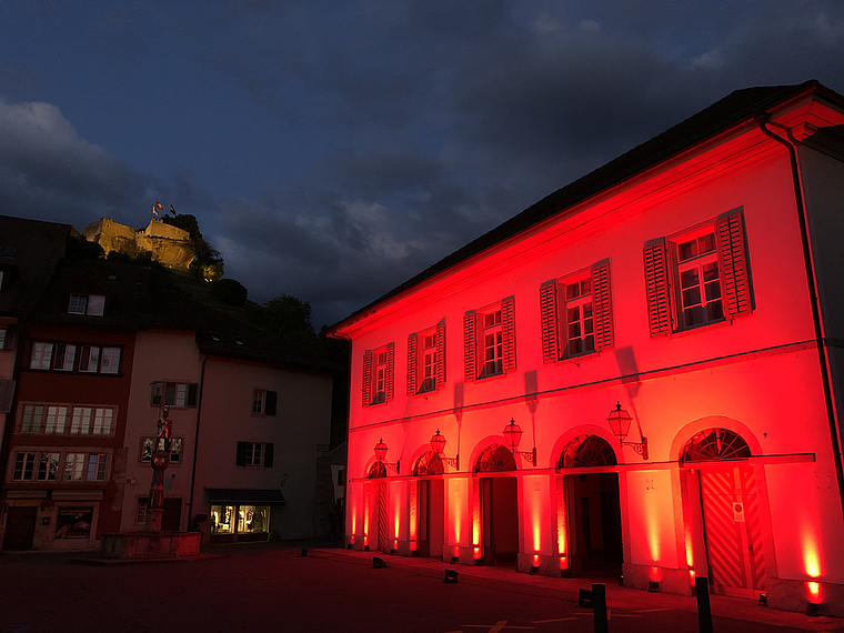 Aufmerksamkeit für die Event- und Kulturbranche: Der rot beleuchtete Alte Gemeindesaal in Lenzburg neben dem Schloss. Foto: zvg