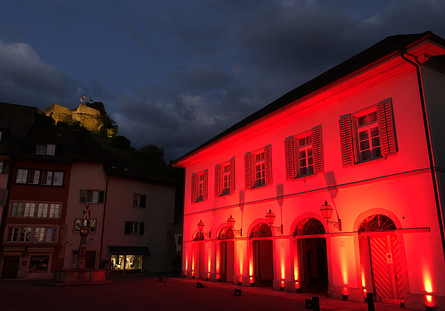 Aufmerksamkeit für die Event- und Kulturbranche: Der rot beleuchtete Alte Gemeindesaal in Lenzburg neben dem Schloss. Foto: zvg