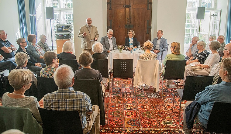 Grund zum Feiern Alexander Krebs konnte zur 30. Ausgabe von «Lenzburg persönlich» eine grosse Stammzuhörerschaft begrüssen.Foto:  Peter Winkelmann