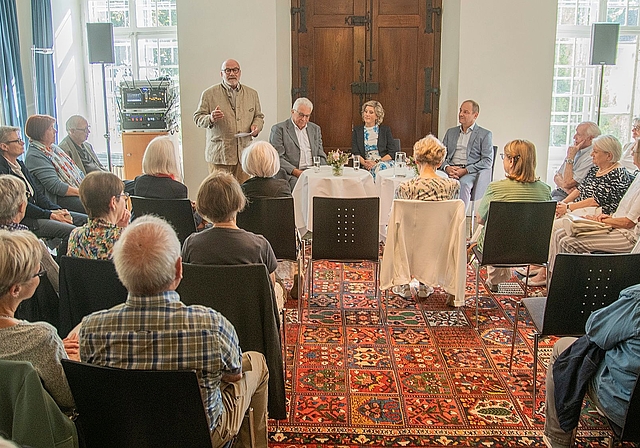 Grund zum Feiern Alexander Krebs konnte zur 30. Ausgabe von «Lenzburg persönlich» eine grosse Stammzuhörerschaft begrüssen.Foto:  Peter Winkelmann