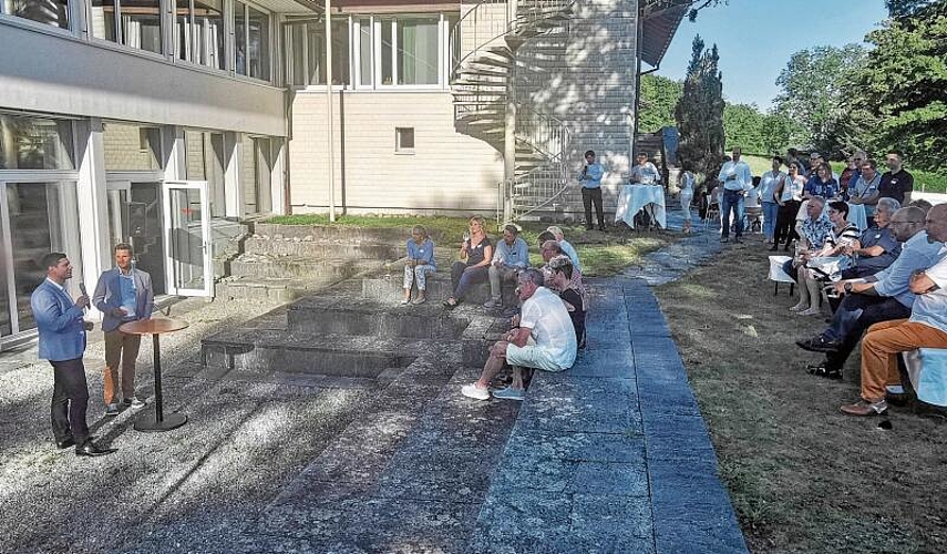 Idyllischer Rahmen: Mitglieder des Gewerbevereins Seetal trafen sich auf dem «Rügel» und lauschten dem Aargauer Gewerbeverbandspräsidenten Benjamin Giezendanner. Foto: Fritz Thut