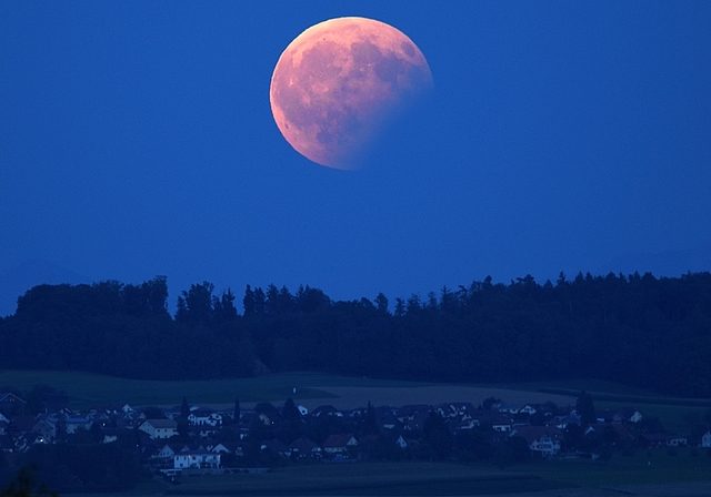 <em>Mondaufgang verfinstert:</em> Etwa so spektakulär wird morgen Freitag der Mond schon teilweise verfinstert aufgehen; das Foto wurde am 7. August 2017 während einer partiellen Mondfinsternis von Dürrenäsch aus aufgenommen. Foto: Andreas Walker