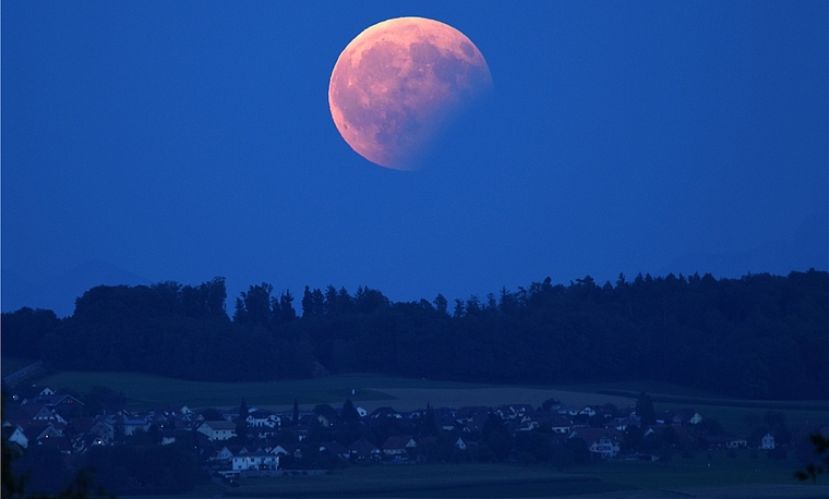 <em>Mondaufgang verfinstert:</em> Etwa so spektakulär wird morgen Freitag der Mond schon teilweise verfinstert aufgehen; das Foto wurde am 7. August 2017 während einer partiellen Mondfinsternis von Dürrenäsch aus aufgenommen. Foto: Andreas Walker