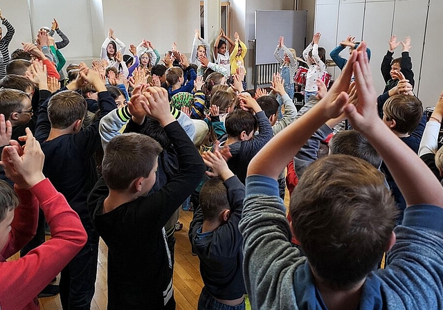 <em>Intensive Proben:</em> Dürrenäscher Schüler bei-der Jugendfest-Vorbereitung. Foto: Fritz Thut
