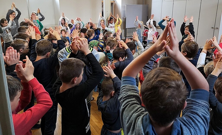 <em>Intensive Proben:</em> Dürrenäscher Schüler bei-der Jugendfest-Vorbereitung. Foto: Fritz Thut