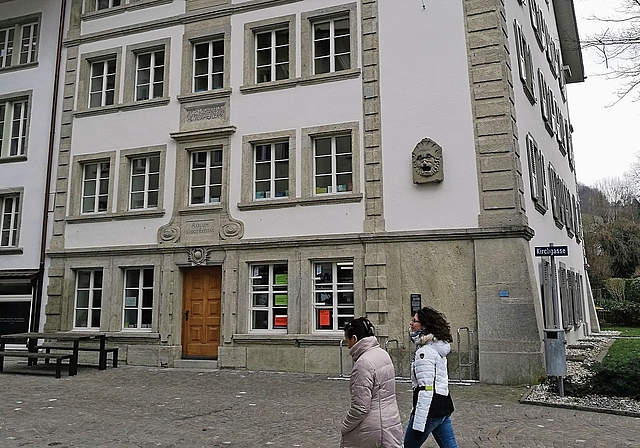 In der Stadtbibliothek gibt es ein neues Angebot für Menschen mit Lese- und Schreibschwäche.Foto: Fritz Thut