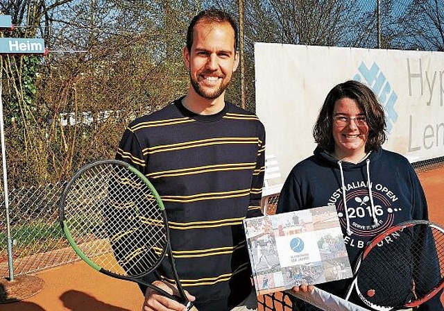 100 Jahre Vereinsgeschichte auf 60 Seiten: Die Chronik-Autoren Fabio Baranzini und Jeanine Glarner mit ihrem Werk auf der Anlage des Tennisclubs Lenzburg. Foto: Fritz Thut
