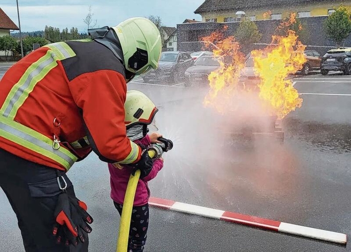 Achtung, heiss: Bei der Feuerwehr erleben die Kinder jede Menge Abenteuer.Foto: zvg