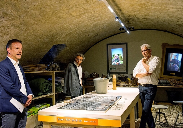 Zu Besuch bei Julie von Effinger und Gärtner Bruno: Marco Castellaneta, Direktor Museum Aargau, Bruno Cabernard, Leiter Nachhaltigkeit Coop, und Béla Bartha, Geschäftsführer ProSpecieRara (v.l.), bewundern die neue Attraktion auf Schloss Wildegg.