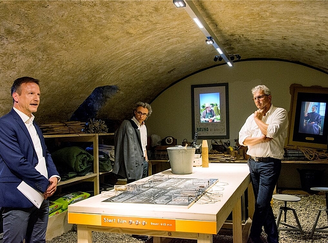 Zu Besuch bei Julie von Effinger und Gärtner Bruno: Marco Castellaneta, Direktor Museum Aargau, Bruno Cabernard, Leiter Nachhaltigkeit Coop, und Béla Bartha, Geschäftsführer ProSpecieRara (v.l.), bewundern die neue Attraktion auf Schloss Wildegg. Fotos: Peter Winkelmann
